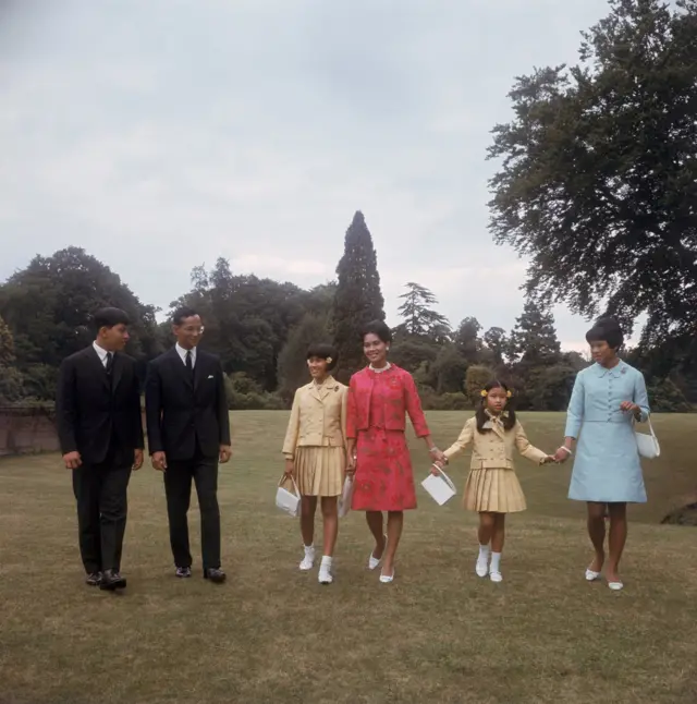 ภาพ รูป ราชินี ในหลวง พระบรมราชชนนีพันปีหลวง สมเด็จพระนางเจ้าสิริกิติ์