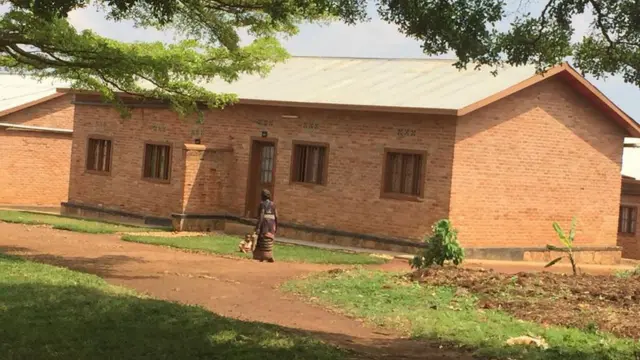 Baba mu mazu meza bigaragara ko yubakishije ibikoresho bikomeye ndetse arimo n'umuriro w'amashanyarazi.