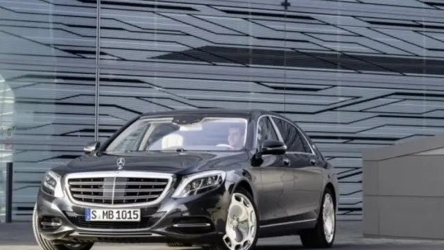 김정은 위원장이 탄 것으로 보이는 마이바흐 구형 차량