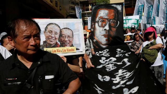 香港民主派七一游行上示威者举起要求释放刘晓波和刘暇的标语条幅（1/7/2017）
