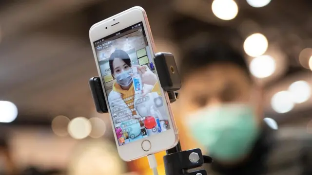 Ngay khi Covid-19 bùng phát, mọi người bắt đầu tải video lên Douyin và WeChat như một cách để đối phó với đại dịch.