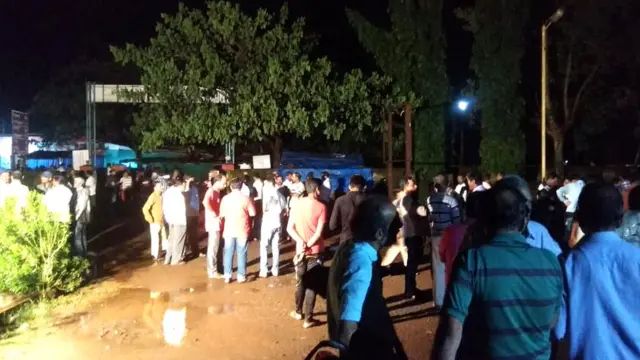 रुग्णालयाच्या परिसरात जमलेले नातेवाईक