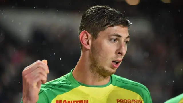 Emiliano Sala debajo de la lluvia.