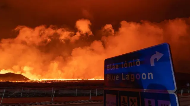 Vulkan u blizini grada Grindavika na Islandu povremeno eruptira i izbacuje velike količine lave, ali ne stvara oblaka pepela 