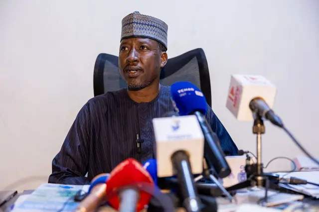 Oumar Mahamat Kedelaye, procureur de la république, s'adresse à la presse suite à l'arrestation de Succes Masra, président du parti Les Transformateurs, dans son bureau à N'Djamena le 16 mai 2025. 