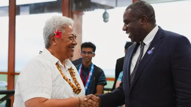 David Lammy ari kumwe n'umushikiranganji wa mbere w'izinga rya Samoa, Fiame Naomi Mata'afa, mu nama iheruka ya CHOGM, aho bamwe mu bategetsi bari muri Commonwealth basaba ko haba ibiganiro ku ndishi y'akababaro