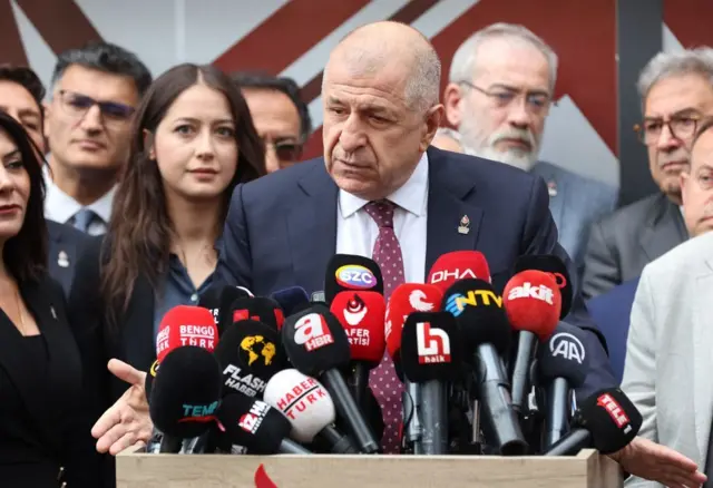 Ümit Özdağ gazetecilere açıklama yaparken