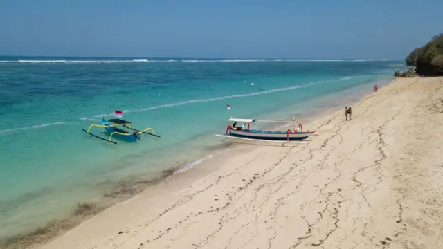 Pemandangan udara pesisir pantai Pandawa di Badung, Bali