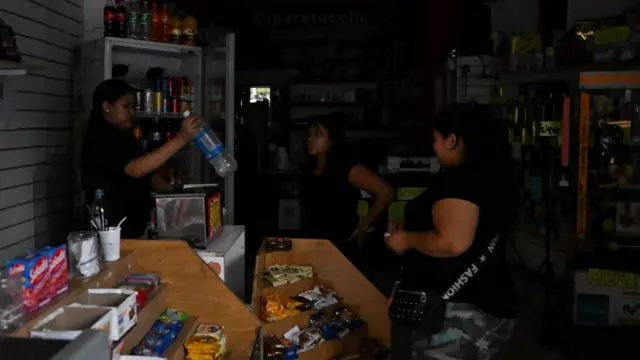 Buenos Aires'te karanlıkta alışveriş 