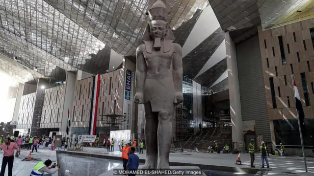 Trabalhadores atuam em grande pátio na frente do futuro museu