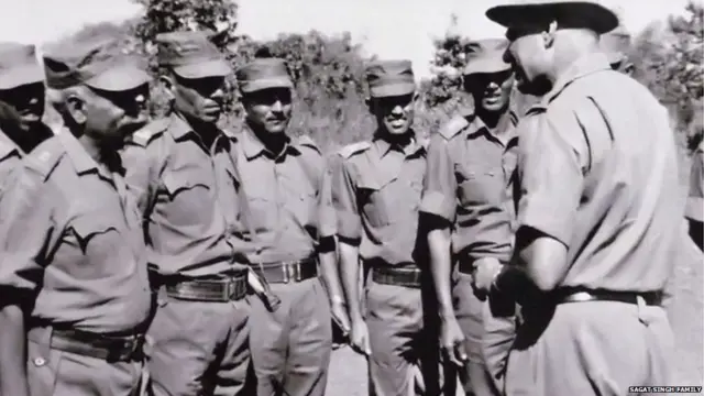 ਜਨਰਲ ਸਗਤ ਸਿੰਘ ਜਵਾਨਾਂ ਨਾਲ ਗੱਲ ਕਰਦੇ ਹੋਏ