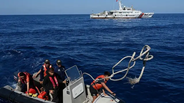 Um navio filipino é seguido de perto por um navio da Guarda Costeira chinesa