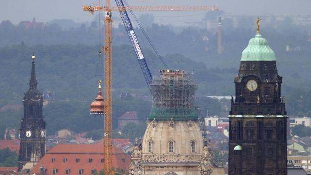 Une grue soulève une coupole au sommet de la cathédrale de Dresde en 2004
