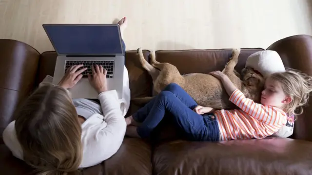 Мама работает, пока дочка спит