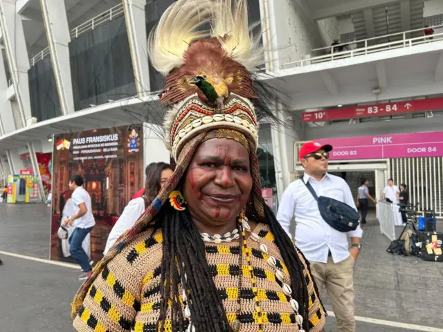 Reggie Belau sengaja datang dari Papua untuk menghadiri Misa Akbar yang dipimpin Paus Fransiskus.