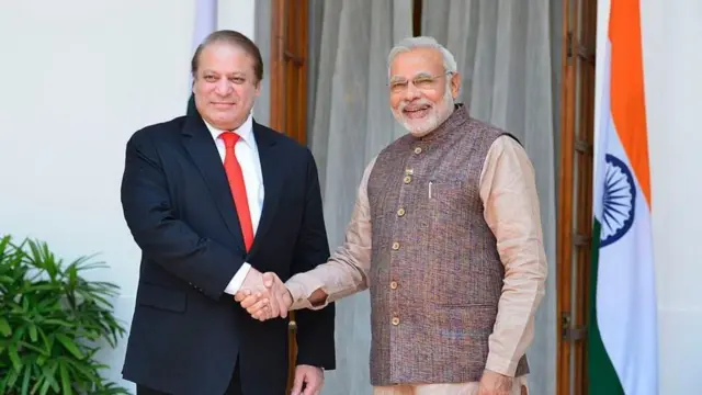 పాకిస్తాన్ ప్రధాని నవాజ్ షరీఫ్తో ప్రధాని మోదీ