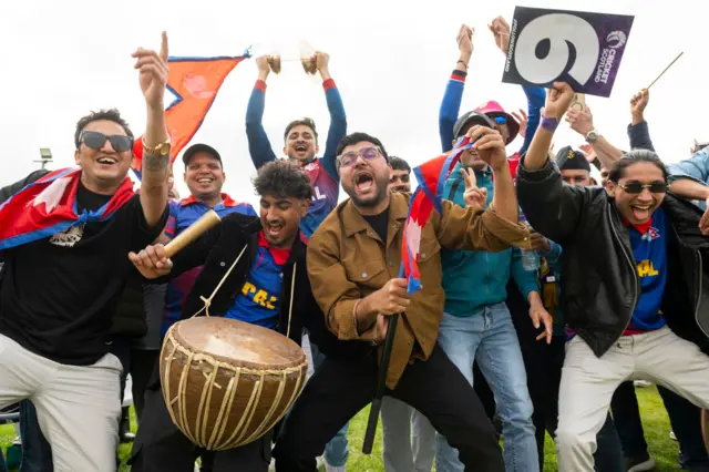 प्रशंसकहरू खुशी मनाउँदै