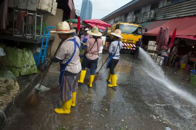 ဘန်ကောက်မြို့၊ Klong Toei ဈေးမှာတွေ့ရတဲ့မြန်မာအလုပ်သမားတွေ (ပုံဟောင်း)