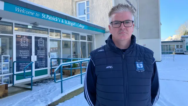 Un hombre con cabello gris y un chaleco azul marino de Santa Brígida.