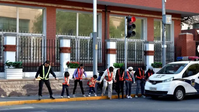 داوطلبان گاهی اوقات برای فرار از دوربین‌‌ها مجبور بودند خود را به حالت‌های مختلف درآورند