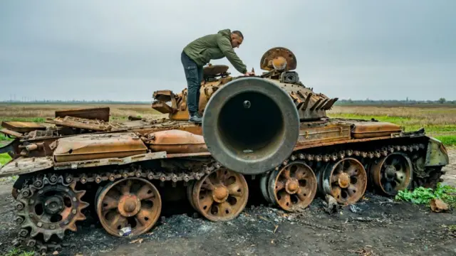 খেরসনে অঞ্চলে ধ্বংসপ্রাপ্ত রুশ ট্যাংক
