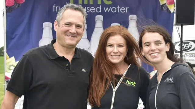 Kara Goldin con su marido y una de sus hijas, Emma