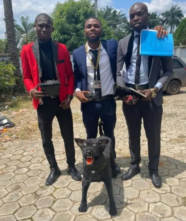 Awọn ọmọ fasiti to ṣe Aja Agbelẹrọ