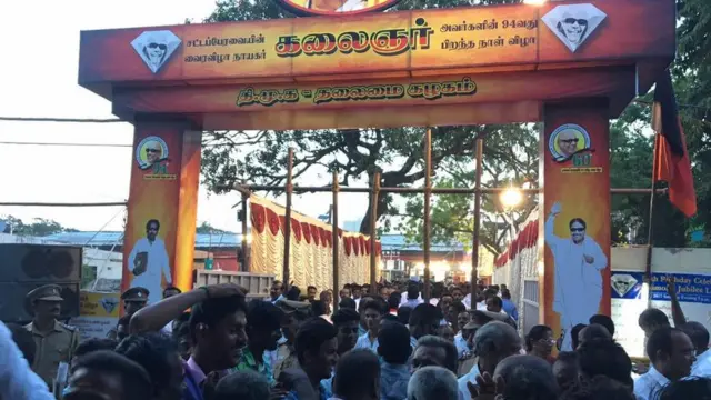 சென்னையில் உள்ள ஒய்எம்சிஏ மைதானத்தில் காணப்படும் அலங்கார முகப்பு