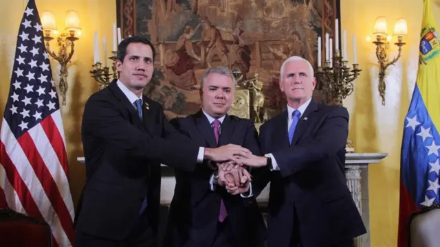 Juan Guaidó, autoproclamado presidente interino da Venezuela; Iván Duque Márquez, presidente da Colômbia; e Mike Pence, vice-presidente dos Estados Unidos apertam mãos no encontro do Grupo1xbet 789Lima,1xbet 789251xbet 789fevereiro1xbet 7892019