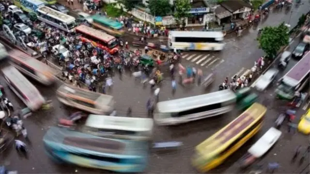 ঢাকার একটি রাস্তায় যান চলাচল