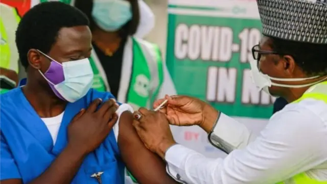 Awọn oṣiṣẹ eleto ilera to n gba abẹrẹ Covid-19