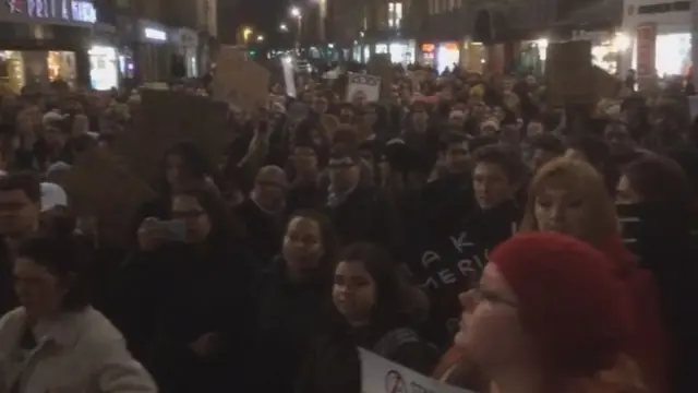 متظاهرون يحملون صورا وشعارات