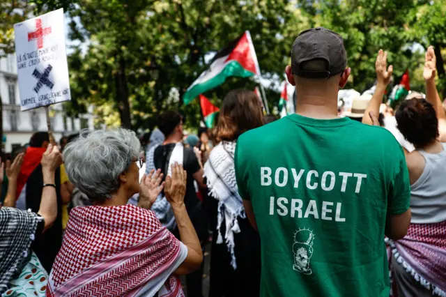 متظاهر يرتدي قميصاً مكتوباً عليه "قاطعوا إسرائيل" في مظاهرة تضامنية مع غزة، في باريس، فرنسا، 9 أغسطس/آب 2025