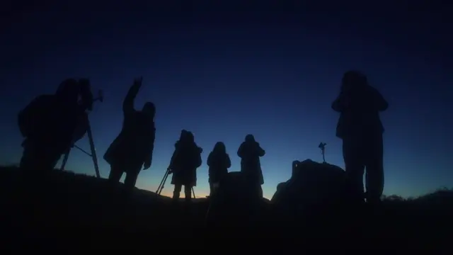 Astrónomos observan en firmamento desde la reserva natural de Brecon Beacons, en Gales