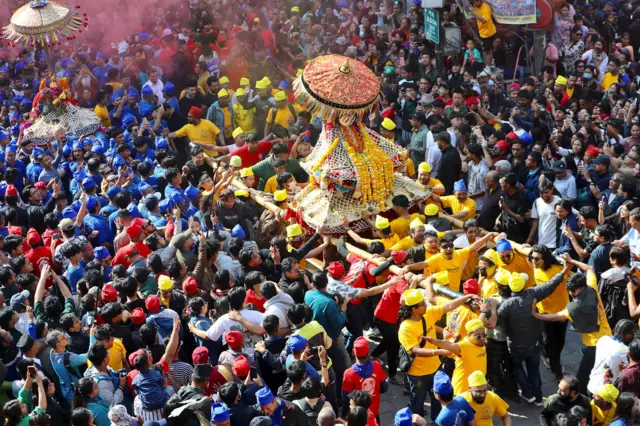 जात्रामा रमाउँदै मानिसहरू