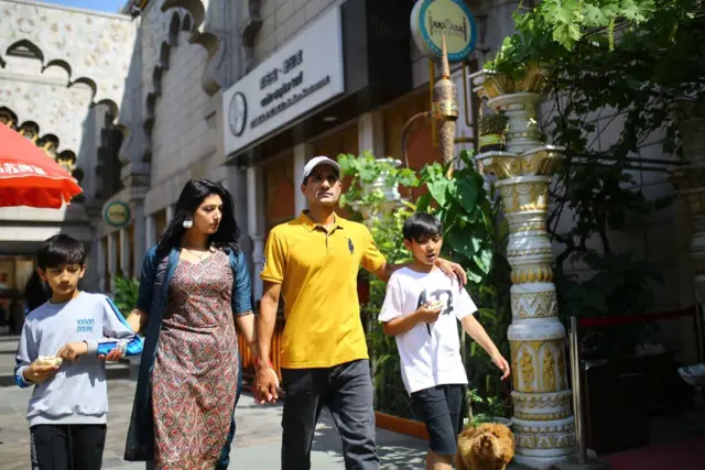 देव रतूड़ी अपने परिवार के साथ