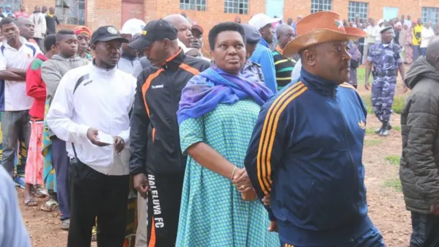 Nkurunziza akiwa kwenye foleni