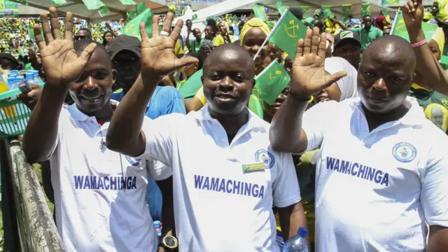 Wafuasi wa CCM katika uwanja wa Benjamin Mkapa 9 Oktoba, 2020 wakiwa wamevalia mavazi yaliyoandikwa Machinga