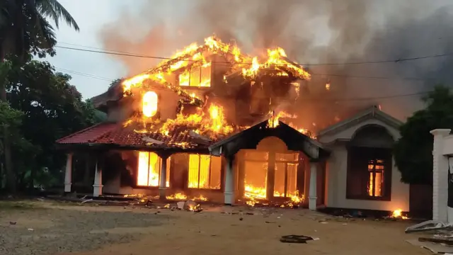 අරගල සමයේදී හලාවත පිහිටි සනත් නිශාන්ත රාජ්‍ය අමාත්‍යවරයා ගේ නිවස ද ගිනි තබා විනාශ කෙරුණි.