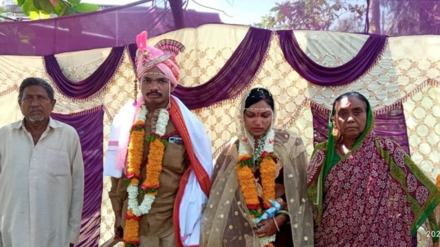 वधू-वरासोबत शालिग्राम आणि वत्सला वानखडे