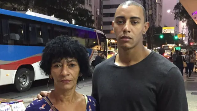 A mulher de Amarildo, Elizabete Gomes da Silva, e Anderson, o primogênito do casal, em rua do Rio de Janeiro