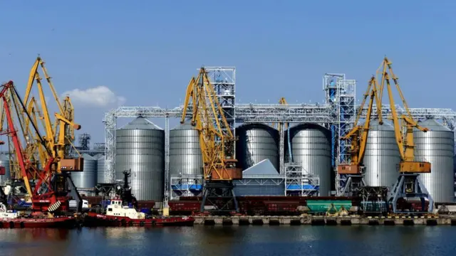 سفينة محملة بالحبوب أمام صوامع في ميناء أوديسا