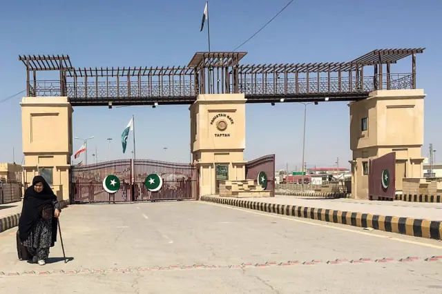 پاکستانی وزارتِ تجارت کا کہنا ہے کہ ’گوادر، کراچی اور تافتان سمیت مختلف روٹس کو ٹرانزٹ کوریڈورز کے طور پر نامزد کر دیا گیا ہے‘