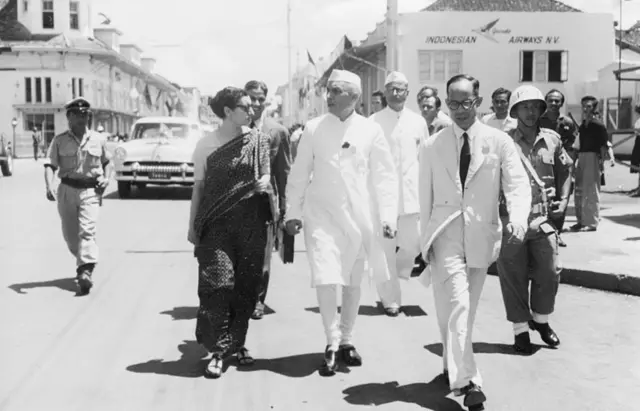 Perdana Menteri India, Jawahrlal Nehru, dan putrinya, Indira Gandhi, berjalan dari gedung tempat Konferensi Asia-Afrika berlangsung ke hotel di Bandung.