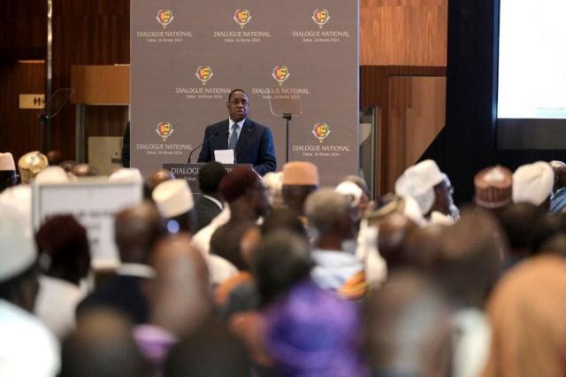 Le président sénégalais Macky Sall (C) prononce un discours lors du dialogue national à Diamniadio le 26 février 2024
