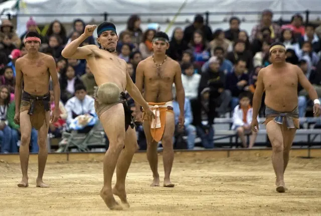 Hombres en Ciudad de México practicando el juego de pelota prehispánica.