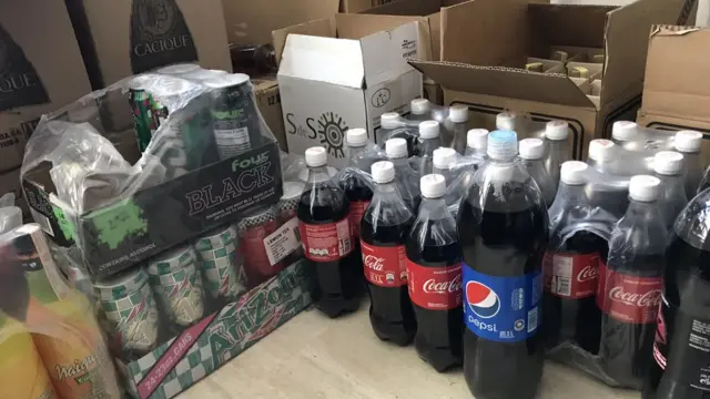 Botellas de gaseosa, refrescos y alcohol.