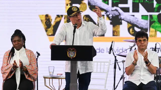 Petro, Francia y Daniel Rueda (derecha), Comisionado de Paz.