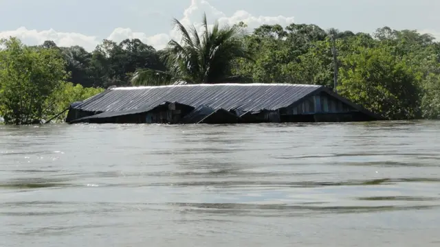 Casa con el agua casi a la altura del techo en el rio Solimoes en 2012