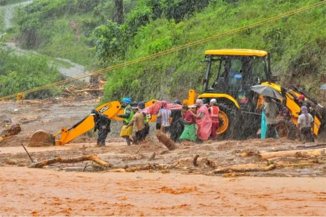 Regu penyelamat membawa korban longsor di Meppadi, distrik Wayanad, Kerala, India, 9 August 2019